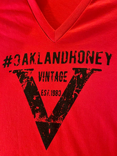 OAKLAND HONEY “V” TEE RED/BLACK
